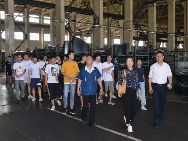 高校大学生来PG电子集团科普基地实践学习