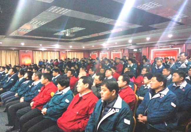 PG电子集团管理人员正在大会堂认真听取科技人员的科普知识讲座